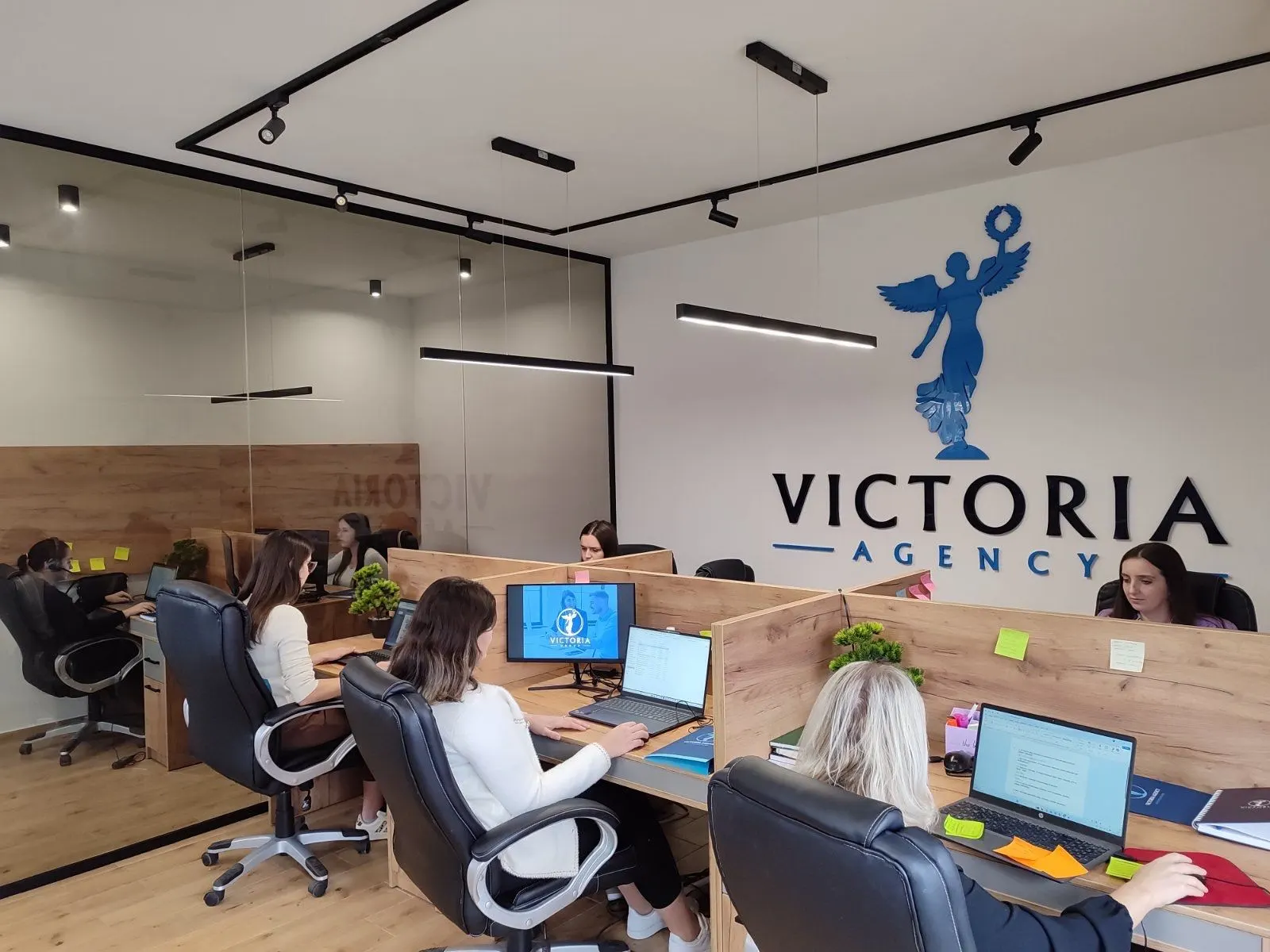 Tim Victoria Agency u uredu
